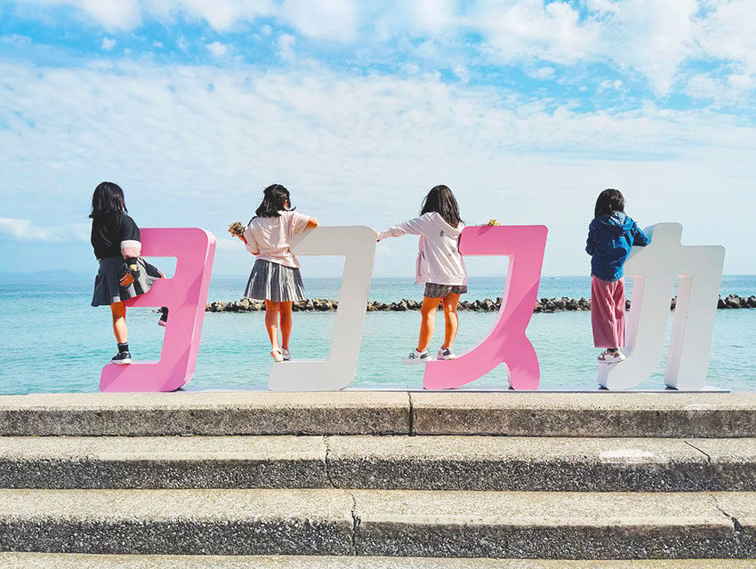 海辺で過ごす子どもたち